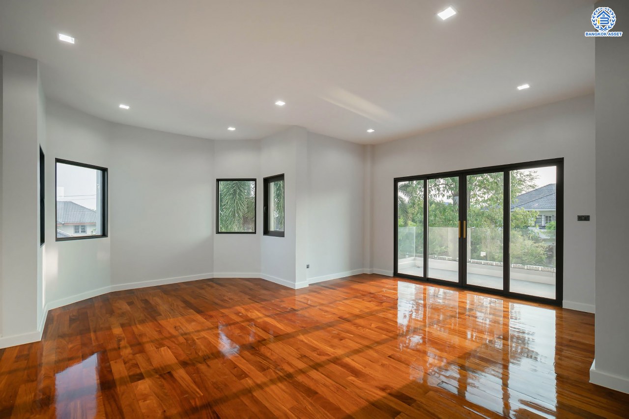 บ้านมือสองตกแต่งใหม่ โครงการ กฤษดานคร20 ปิ่นเกล้า-บรมราชชนนี บ้านหลังมุม ติดทะเลสาบ บนเนื้อที่กว้างมากถึง 238 ตร.ว. ตกแต่งด้วยวัสดุเกรดพรีเมี่ยม ฟังก์ชัน 5 ห้องนอน 6 ห้องน้ำ 1 ห้องอเนกประสงค์ 4 ที่จอดรถ พร้อมทั้งเปลี่ยนระบบไฟฟ้า สุขาภิบาล ทำเลศักยภาพ ติดถนนบรมราชชนนี ใกล้มหาวิทยาลัยมหิดล และเพียง 10 นาทีถึงเซ็นทรัล ปิ่นเกล้า